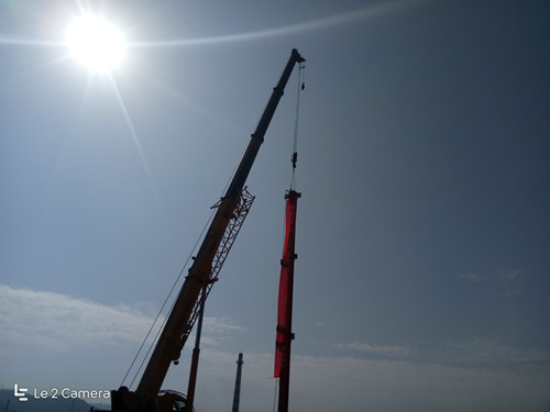 彬長生產服務中心二期廠房項目首根鋼柱實現成功吊裝