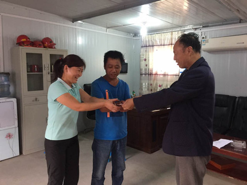 “金秋助學(xué)”，礦建二公司在行動