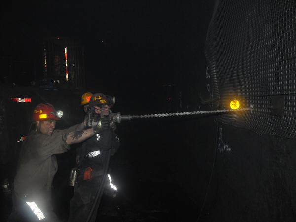 掘進(jìn)公司推進(jìn)百日安全活動(dòng)“穩(wěn)、準(zhǔn)、狠”