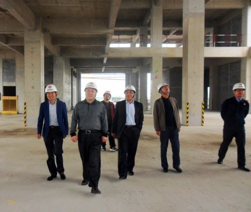 陜煤集團(tuán)總經(jīng)理助理、建設(shè)集團(tuán)聯(lián)合黨委書記、董事長寧興剛“雙節(jié)”期間深入澄合分公司中科遙感工地慰問施工一線的干部職工