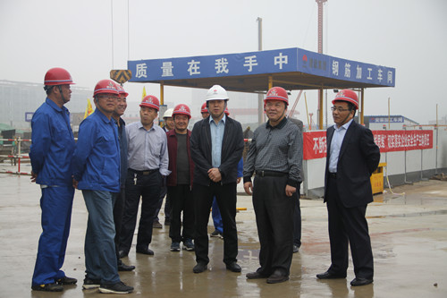 陜煤集團(tuán)總經(jīng)理助理、建設(shè)集團(tuán)聯(lián)合黨委書記、董事長寧興剛一行蒞臨天工公司陜煤研究院西安總部工地視察指導(dǎo)工作