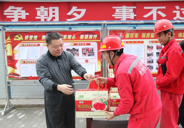 陜煤集團(tuán)總經(jīng)理助理、建設(shè)集團(tuán)聯(lián)合黨委書記、董事長寧興剛一行深入礦建二公司冶坪項(xiàng)目部慰問一線職工