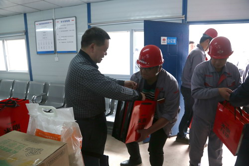 陜煤集團(tuán)總經(jīng)理助理、建設(shè)集團(tuán)聯(lián)合黨委書記、董事長寧興剛一行深入基層慰問一線員工