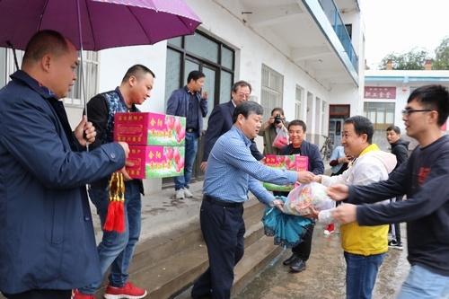 陜西澄合合陽(yáng)煤炭開發(fā)有限公司領(lǐng)導(dǎo)中秋節(jié)看望慰問一線施工人員