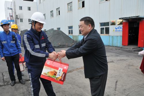 陜煤集團(tuán)總經(jīng)理助理、建設(shè)集團(tuán)聯(lián)合黨委書記、董事長寧興剛一行節(jié)日期間深入洗選煤運(yùn)營公司基層慰問一線員工