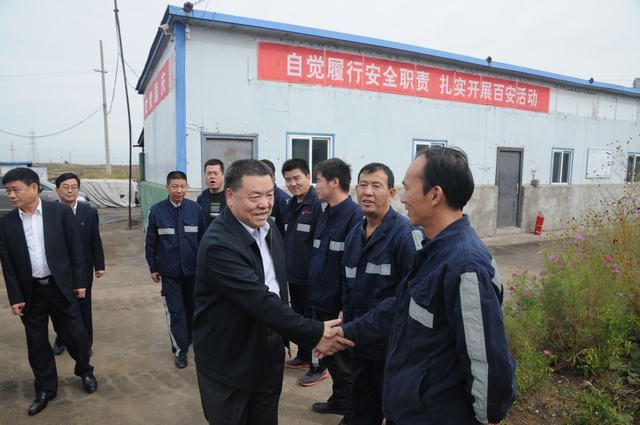 陜煤集團(tuán)總經(jīng)理助理、建設(shè)集團(tuán)聯(lián)合黨委書記、董事長寧興剛一行深入掘進(jìn)公司紅柳林項(xiàng)目部走訪慰問