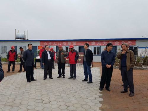 陜煤集團(tuán)總經(jīng)理助理、建設(shè)集團(tuán)聯(lián)合黨委書記、董事長寧興剛一行蒞臨韓城分公司榆北煤業(yè)公司小保當(dāng)?shù)V施工現(xiàn)場和大家一起過中秋