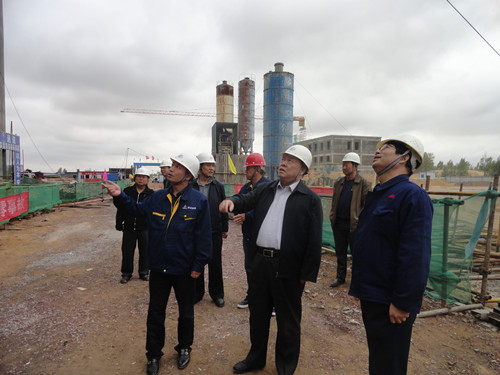 陜煤集團(tuán)總經(jīng)理助理、建設(shè)集團(tuán)聯(lián)合黨委書記、董事長寧興剛一行中秋節(jié)深入曹家灘項(xiàng)目工地視察慰問