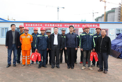 到一線，送祝福，鼓干勁