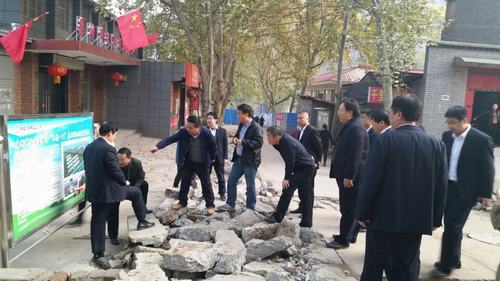 陜西省國資委領導深入韓城分公司承建的“三供一業(yè)”改造施工現(xiàn)場檢查指導工作