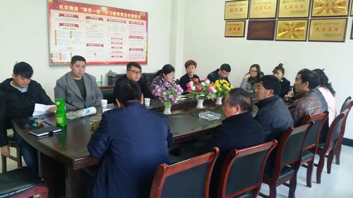 銅煤公司第十二項目部黨支部開展“貫徹黨的十九大精神，如何做一名合格黨員”專題學(xué)習(xí)研討會