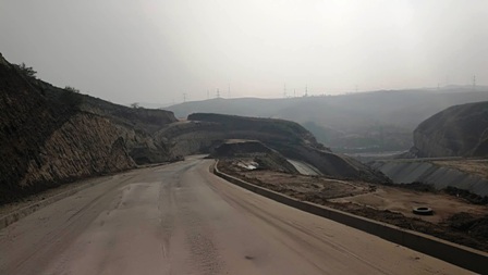 路橋分公司承建的府谷清水川低熱值燃料資源綜合利用項(xiàng)目1-2#灰場道路工程完工