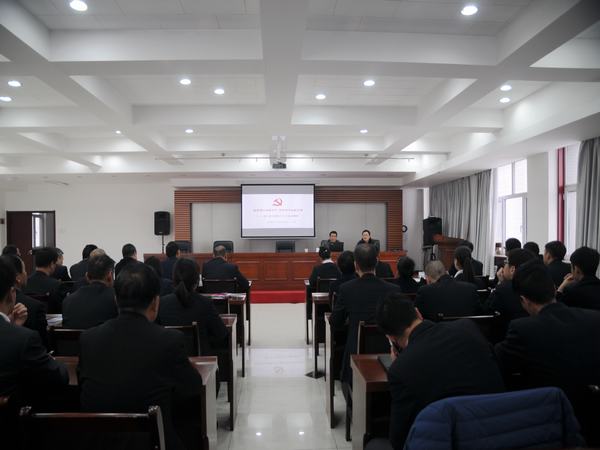 建設(shè)集團(tuán)副總經(jīng)理王明智深入掘進(jìn)公司講黨課