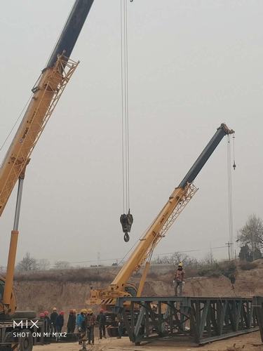 銅煤公司承建的年產(chǎn)30萬噸鋁鎂合金項目氧化鋁1#2#倉庫順利完成鋼桁架吊裝