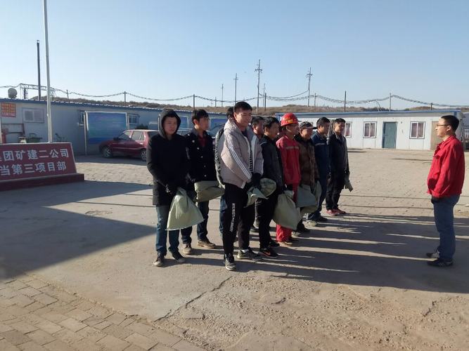 礦建二公司小保當(dāng)?shù)谌椖坎块_展撿垃圾環(huán)?；顒?></div>
                                <div   id=