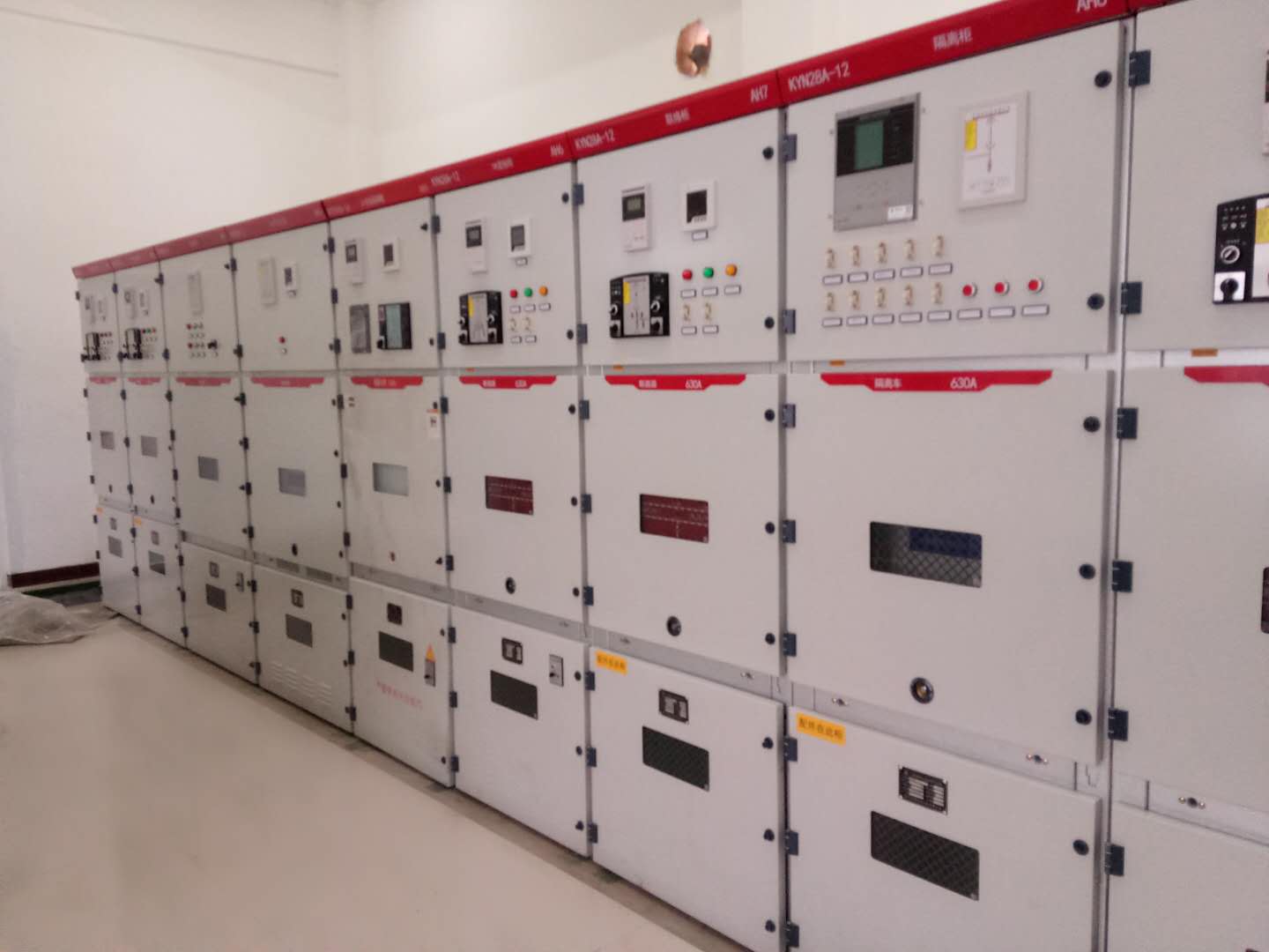 機(jī)電安裝檸條塔項(xiàng)目部施工現(xiàn)場熱火朝天