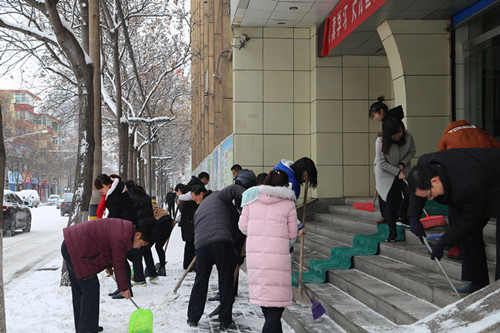 機(jī)電安裝公司：義務(wù)掃雪展企業(yè)文明風(fēng)采
