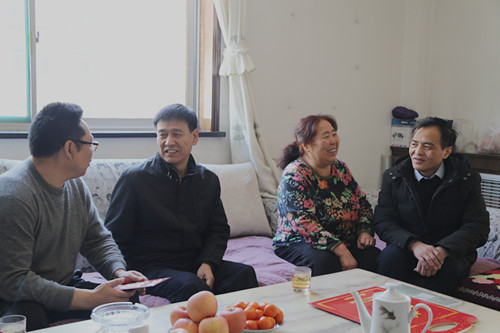 建設(shè)集團(tuán)聯(lián)合黨委副書記、紀(jì)委書記、工會主席侯本英走訪慰問機(jī)電安裝公司困難職工