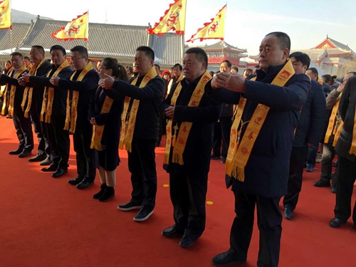 寧興剛董事長(zhǎng)一行赴潼關(guān)古城參加迎春鳴鐘祈?；顒?dòng)