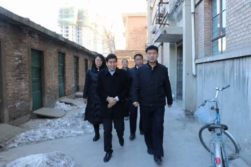 建設(shè)集團(tuán)聯(lián)合黨委副書記、紀(jì)委書記、工會主席侯本英一行慰問澄合分公司困難職工