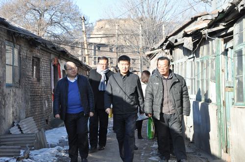 建設(shè)集團(tuán)聯(lián)合黨委副書記、紀(jì)委書記、工會主席侯本英 為韓城分公司困難職工送來春節(jié)祝福