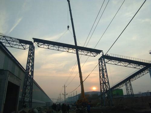 銅煤公司承建的美鑫氧化鋁1#、2#倉(cāng)庫(kù)工程桁架成功實(shí)現(xiàn)合攏施工