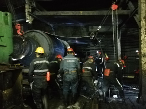 機(jī)電安裝公司神府項(xiàng)目部?jī)H3天完成驅(qū)動(dòng)滾筒更換