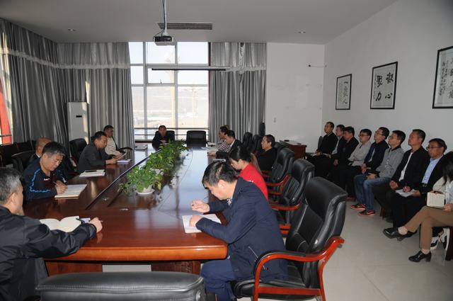  掘進(jìn)公司認(rèn)真?zhèn)鬟_(dá)“追趕超越”考核點(diǎn)評會精神