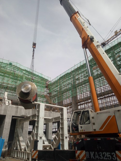 機電安裝公司承建的小保當一號煤礦主斜井帶式輸送機配電、控制及機械設(shè)備安裝如火如荼