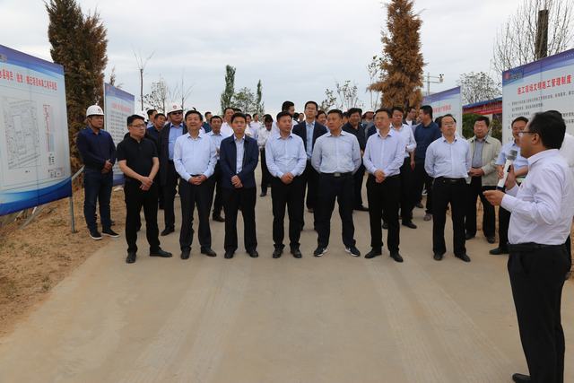 白水縣移民搬遷安置點觀摩團深入白水縣林皋鎮(zhèn)安置點施工現(xiàn)場進行觀摩指導