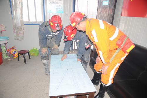 掘進(jìn)公司北翼項目部師帶徒掀起比學(xué)技能新熱潮