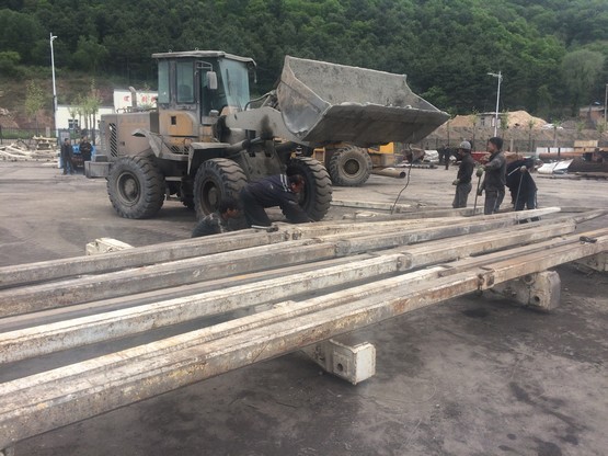 礦建三公司雙龍項(xiàng)目部108運(yùn)輸順槽掘進(jìn)臨時(shí)支護(hù)裝置調(diào)試工作順利完成