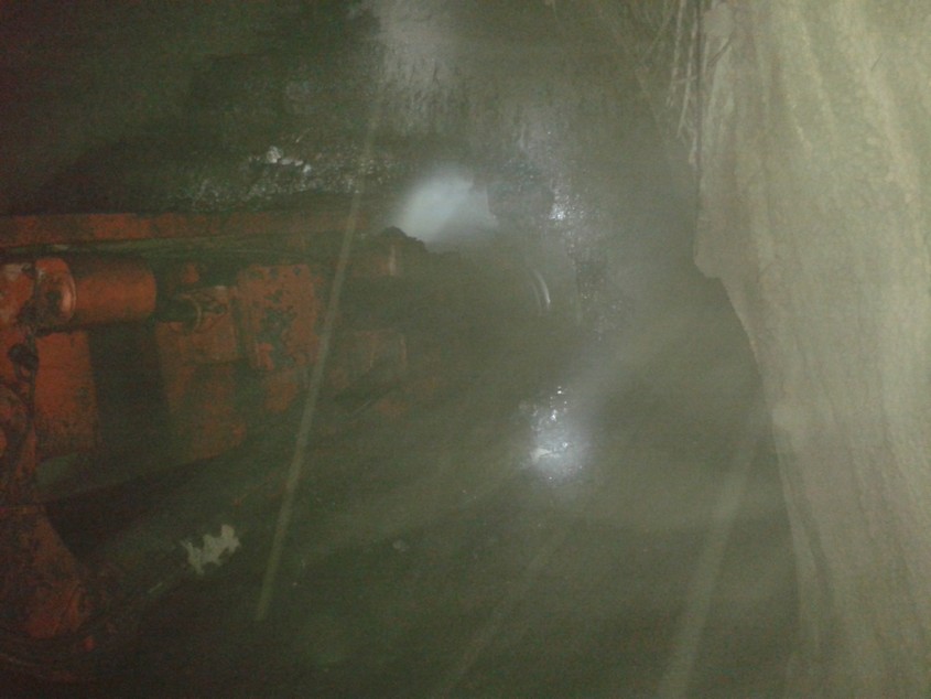 礦建三公司雙龍項(xiàng)目部108綜采工作面回風(fēng)順槽與西翼輔助運(yùn)輸巷順利貫通