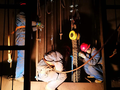 陜煤建設(shè)機電安裝公司酒鋼項目部“快、準、穩(wěn)”調(diào)試罐籠記