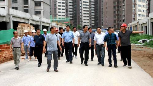 銅川礦業(yè)公司領導深入銅煤1#、2#小區(qū)施工現場調研指導項目建設工作