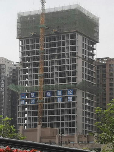 陜煤建設(shè)天工公司雅荷項目部奮力沖刺雅荷中央廣場1、2#樓封頂