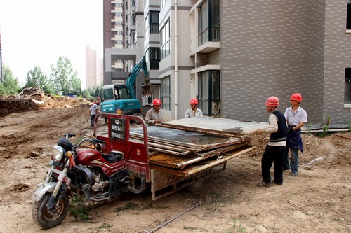 炎炎夏日，擋不住他們火一樣的工作熱情