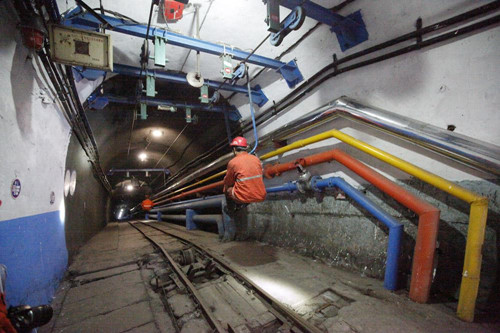 陜煤建設(shè)機電安裝公司冶坪項目部“猴車”安裝進行時