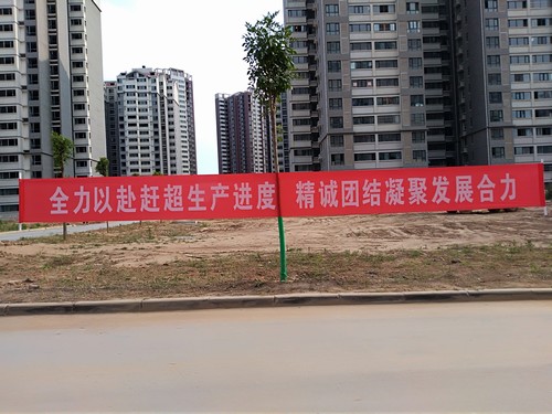 冒高溫 戰(zhàn)酷暑，他們始終在堅(jiān)守