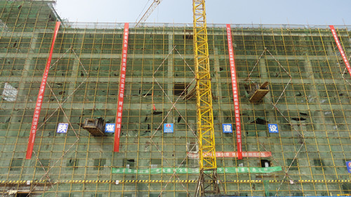 陜煤建設天工公司土建四部承建的榆林曹家灘礦井篩分破碎車間主體封頂