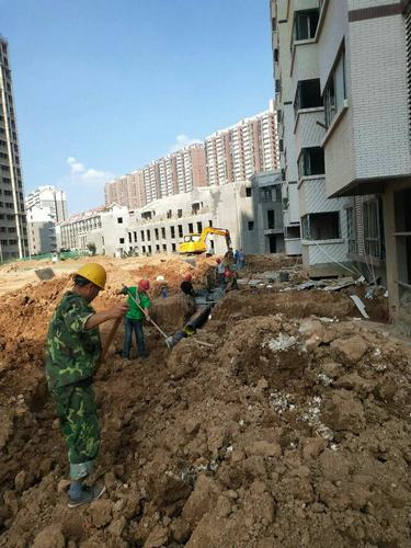 他們?yōu)樵賱?chuàng)銅煤新輝煌戰(zhàn)高溫、斗酷暑