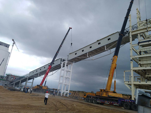 陜煤建設天工公司土建二部小保當選煤廠4#轉(zhuǎn)載點至末煤汽車快速裝車點帶式輸送機棧橋順利完成吊裝