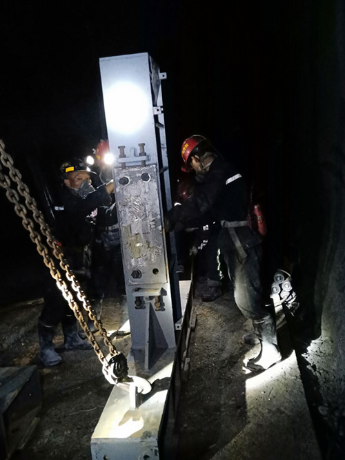 陜煤建設(shè)機電安裝公司承建沙梁井下大巷皮帶安裝熱火朝天