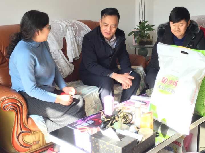 陜煤建設(shè)機(jī)電安裝公司領(lǐng)導(dǎo)走訪慰問(wèn)困難職工