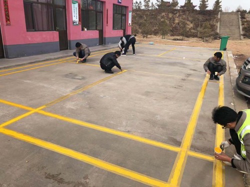 項(xiàng)目部的“專(zhuān)業(yè)球場(chǎng)”健身強(qiáng)體樂(lè)工作