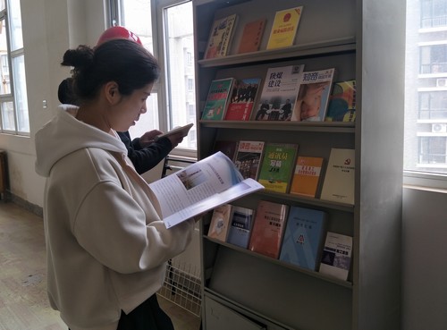 陜煤建設(shè)銅煤公司工會(huì)開展“送知識(shí)到一線” 贈(zèng)書活動(dòng)