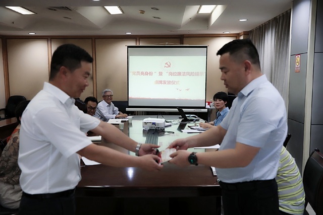 亮身份，陜煤建設(shè)路橋分公司黨員干部在行動！