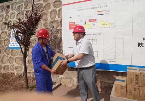 盛夏送清涼，關(guān)愛暖人心