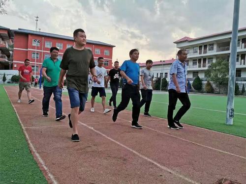 陜煤建設(shè)礦建二公司車村項(xiàng)目部健步走活動點(diǎn)燃職工健身熱情