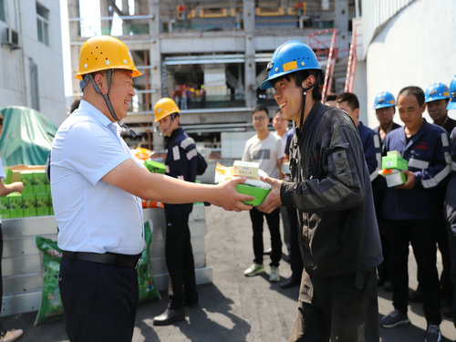 陜煤建設(shè)洗選煤運(yùn)營公司：開展“夏日送清涼”活動